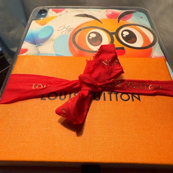 Louis Vuitton Gold Heart Bracelet - Picture 8 of 8